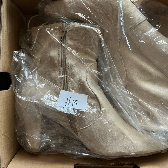 NWOT Women’s tan suede colored ankle boots size 10.5W by Comfort View. Lace tie - Picture 3 of 6